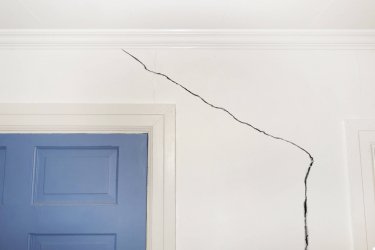 Тріщина в стіні – як відремонтувати пошкоджену поверхню?