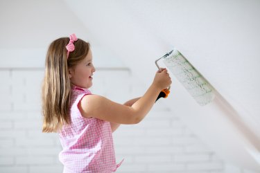 Як швидко і якісно перефарбувати інтенсивний колір стін