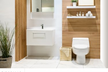 Біла ванна з дерев'яними елементами - найкращі композиційні рішення