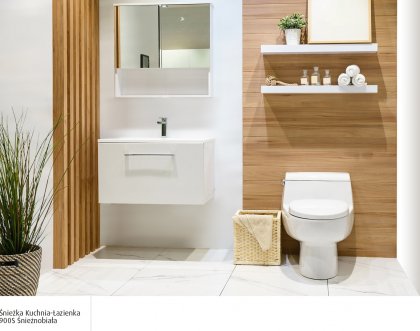 Біла ванна з дерев'яними елементами - найкращі композиційні рішення