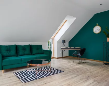 Кімната зі скошеною стелею – як пофарбувати стіни в такій кімнаті?