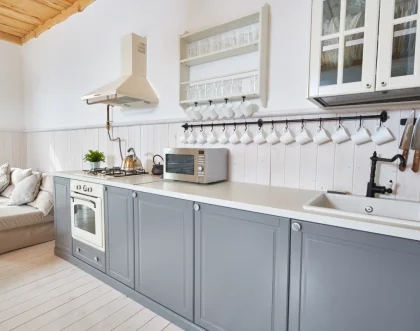 Гармония и элегантность – светло-серая кухня с деревянной столешницей 