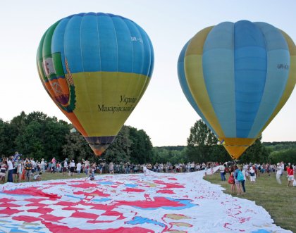 Найбільший кольоровий рушник здійнявся у небо на фестивалі «Країна Мрій»