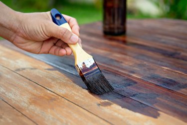 Олійно-фталева або акрилова емаль: чим фарбувати деревину?
