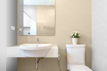 Бело-бежевая ванная комната – элегантное и вечное сочетание