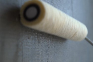 Ґрунтування стін перед фарбуванням