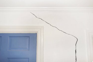 Трещина в стене – как отремонтировать поврежденную поверхность?