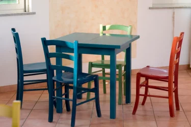 Як відремонтувати дерев'яні меблі? Поради