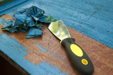 Чим зняти стару фарбу з дерева: три дієвих методи 