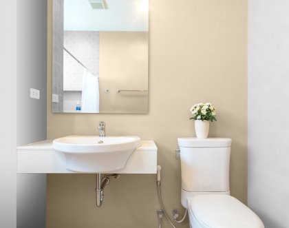 Біло-бежева ванна кімната – елегантне й вічне поєднання