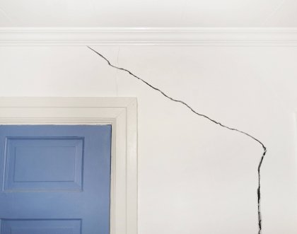 Трещина в стене – как отремонтировать поврежденную поверхность?