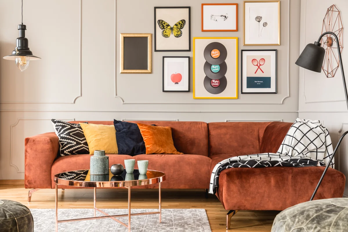  Расположение стены за диваном – цвет имеет значение 