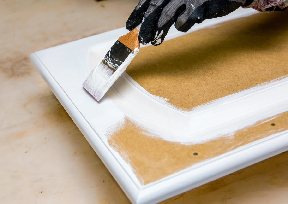 Фарбування дерев'яних або шпонованих меблів у білий колір – дизайнерські виклики 