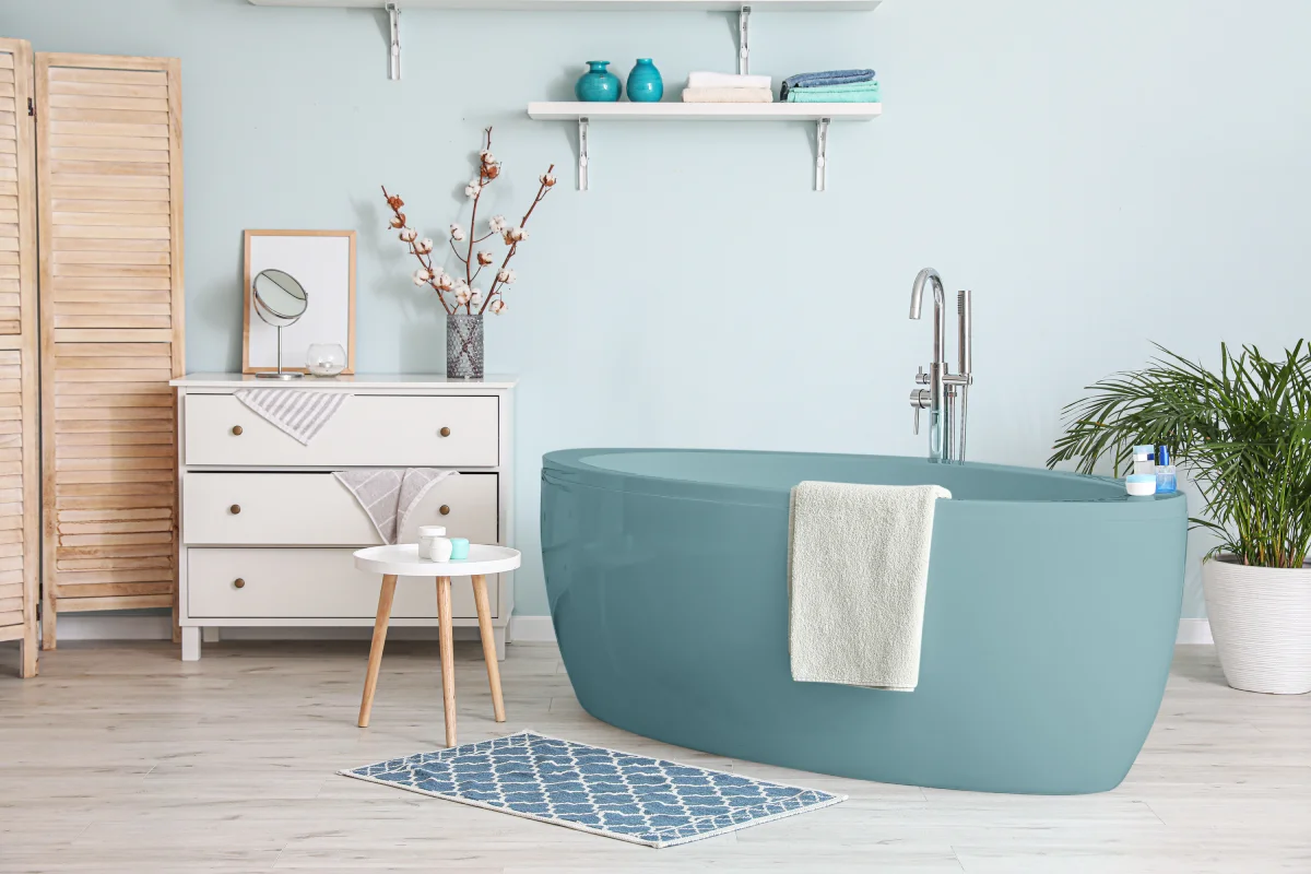 Стіни у ванній кімнаті пофарбовані фарбою Śnieżka Mattlatex Beauty у кольорі NCS S1005-B50G