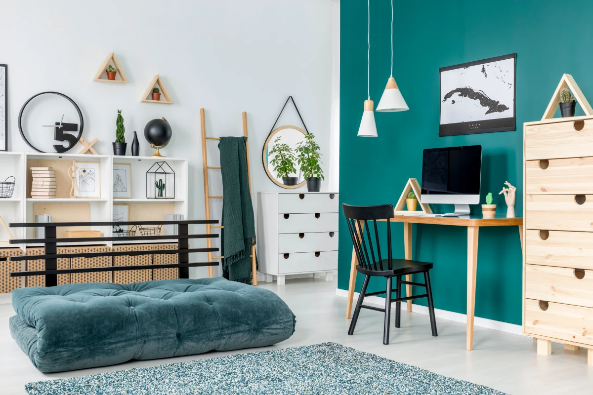Оригинальная кровать, деревянная мебель и стильный письменный стол прекрасно вписываются в окружение стен, окрашенных краской Śnieżka Mattlatex Beauty в цвета NCS S1005-B20G и NCS S4040-B50G