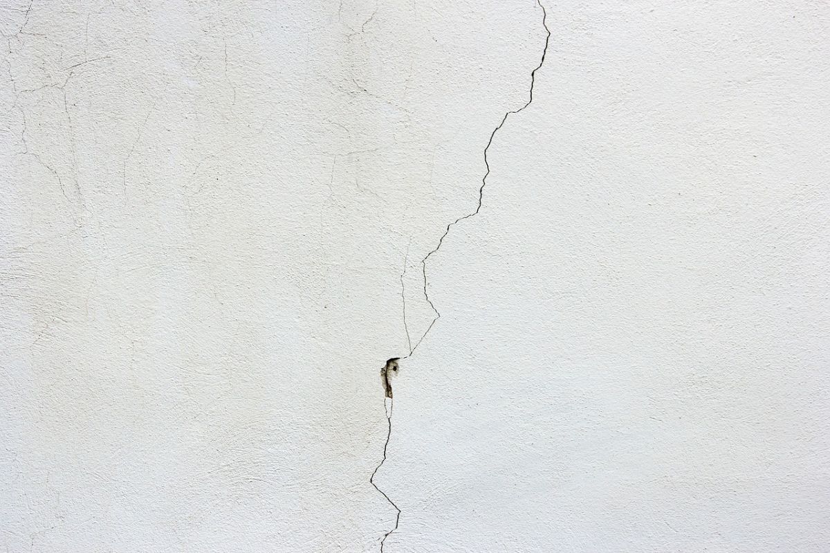 Що робити якщо тріснула цегляна стіна?